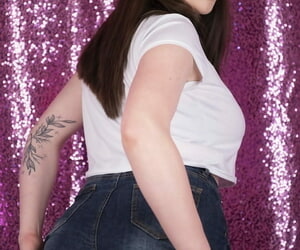 Voluptuous teenage Alyx Starlet unveils her beloved curves..