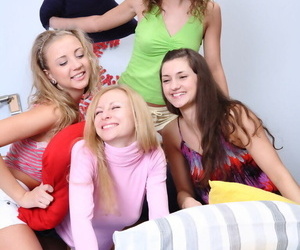 4 adolescente bellezas disfrutar sí en gran lesbo..