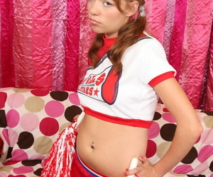 Teenager cheerleader Nicole Ray showcases off her yanks..