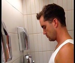 Espiando a hetero en baño publico