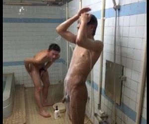 Nackt duschen jungs