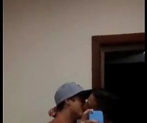 Amigos heteros se beijando