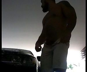 hombre hetero lavando su auto enseña su verga