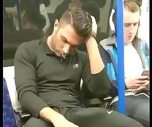 jogador gostoso dormindo de mala dura no 지하철
