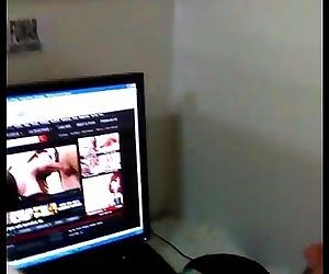 Hetero es sorprendido masturbándose en el cyber mirando porno gay