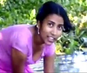 गांव लड़की स्नान में नदी दिखा रहा है संपत्ति www.favoritevideos.in 3 मिन