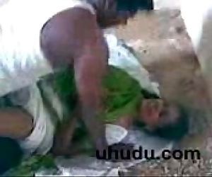 tamil pueblo bhabi en bajo construcción edificio capturado - 2 min