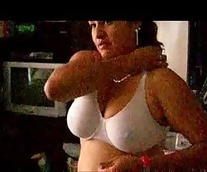 करिश्मा बड़े स्तन चाची पहने ब्रा तंग निप्पल शो - 25 एसईसी