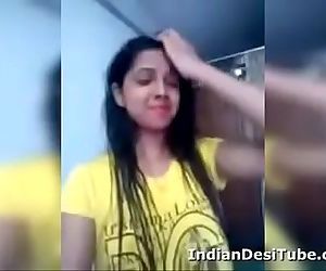 Desi indyjski Słodkie Dziewczyna rozbieranego Masturbacja cipki indiandesitubecom - 2 min