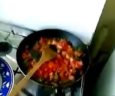 Desi bhabhi saugen Während Kochen 12 min