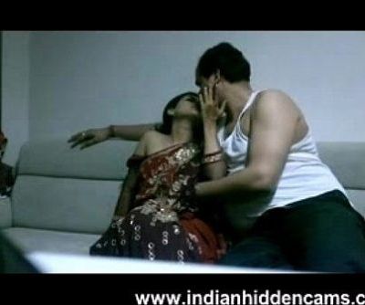 maturo indiano coppia in lounge dopo partito seducente ogni altri sessuale desiderio - 1 min 5 sec