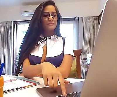 Poonam Pandey: Lesson of the day 5 min