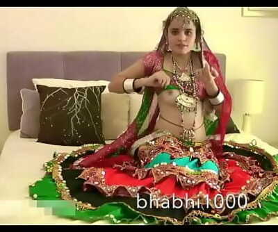 Gujarati Indian College Babe Jasmine Mathur Garba Dance and Showing Bobbs 95 sec