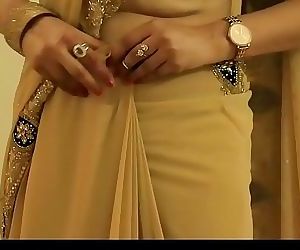 HOT GIRL SAREE WEARING and Showing her NAVEL and BACK 5 min 720p