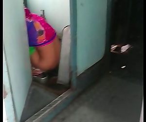 aunty peeing in train 37 sec HD