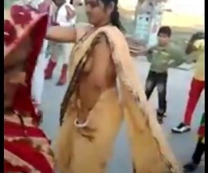 Indian-Aunty-in-Dance-Look 60 sec