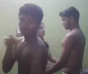 rondborstige getrouwd Desi bhabhi dansen Topless met 3 jong jongens