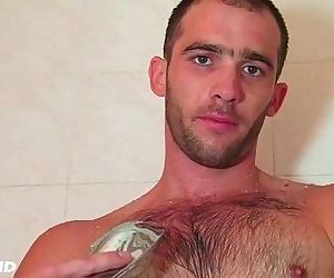 Full video: A sexy str8 guy get wanked in spite of him by a guy !