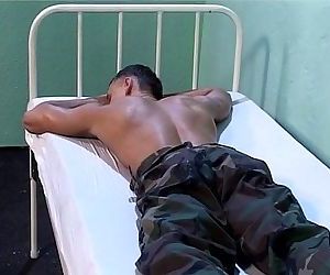 Soldat abwesend ohne lassen Verhaftet und gefickt Nimmt Cum in Mund