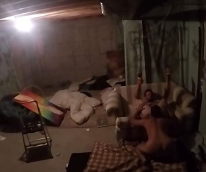 discreto gay Sexo en sótano Mientras los padres son alseep en el piso de arriba