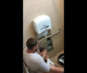 Spy Rechte guy rukken en cumming in toilet