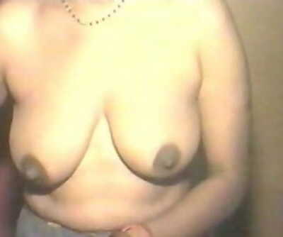 tamil housewife showing her stunning jugs