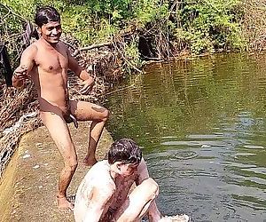 देसी नग्न आदमी तैराकी - 3 मिन