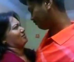 Indische Tantchen hot Kiss - 2 min