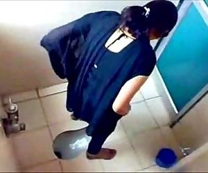 3 College Mädchen pissin in WC der berühmt mumbai College 1 min 20 sec