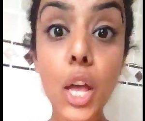 sexy indiase meisje verzenden Mij naakt clips terwijl in douche 53 sec