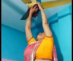 Maid aunty cleaning and showing her big fat desi hip in saree 15 sec