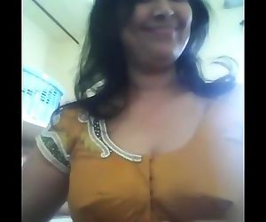 India la tía Mostrando grande Tetas la apertura de blusa