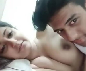 可爱的 孟加拉国 夫妇 胸部 按压 与 清楚的 孟加拉 音频