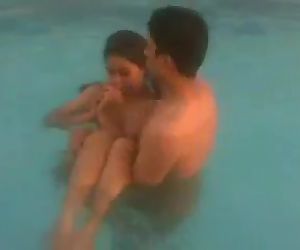 teen indiano gli studenti giocare nudo in piscina Video clip