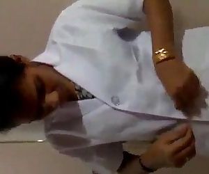 India enfermera Mostrando su de activos a deber médico 3 min