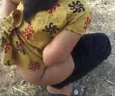 Mona indian aunty pee outdoor - 40 sec