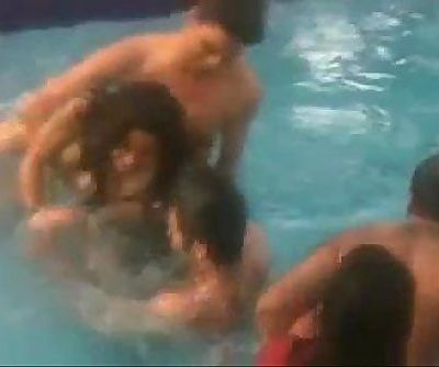teen Indische Studenten Spielen Nackt in Pool 2 min