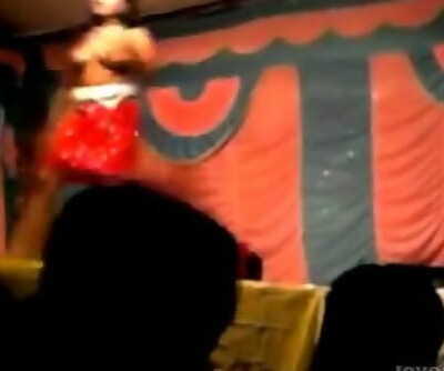 Desi india balli nudo su stage in pubblico