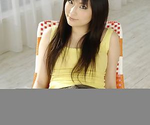 जापानी प्यारी Rika sonohara showcases उसके बालों वाली चूत और छोटे स्तन