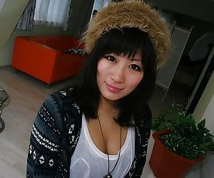 محبوبة الآسيوية في سن المراهقة Kotomi إيشيوكا تعريتها و اللعب لها مهبل