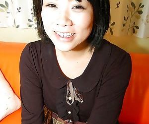 Verspielt Asiatische Babe Shinobu Yabe Strippen Unten und Necken Ihr Haarige Fotze