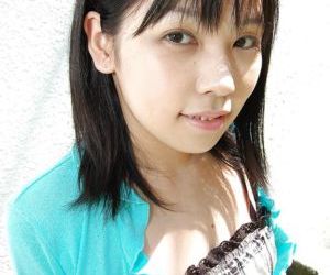 Asya teen Minami Ozaki elde Çıplak ve teşhir onu tıraşsız Amcık