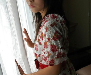 Azji nastolatek NAO Miyazaki rozbieranego i wyjawienie jej cipki w Obok do