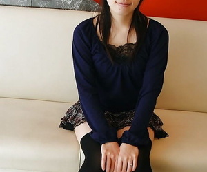 Asiático Babe Yumi Wakabayashi desvestirse y jugando su Peludo Coño en Cerca de hasta