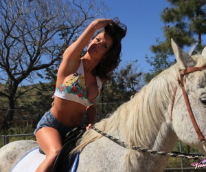 cowgirls veronica Avluv & Devon Lee kết thúc lên một Con ngựa cỡi với les tình dục