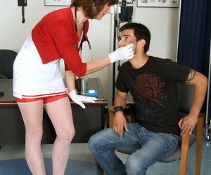 Maduro enfermera Elle denay seduce Un jóvenes chico Que Ha venir a su oficina