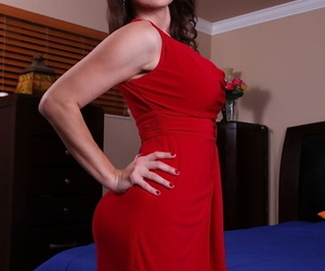 Grande mamas maduro Beleza Nora Noir posando no Excelente vermelho roupa interior