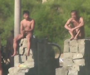 Chiński mężczyźni pływanie w Jezioro