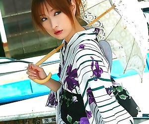 Japoński Piękno nene w kimono pokazuje zad i cipki - część