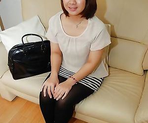 Coquine Asiatique adolescent Avec Guilleret seins déshabillage et